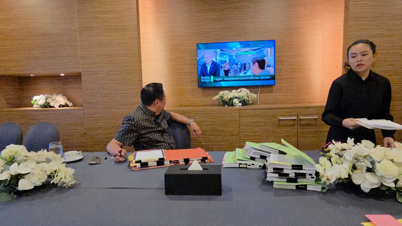 นายกฯ อนุทินชะงัก วางปากกาหันดูทีวีข่าวคลิปเสียงเมียปลัด มท.